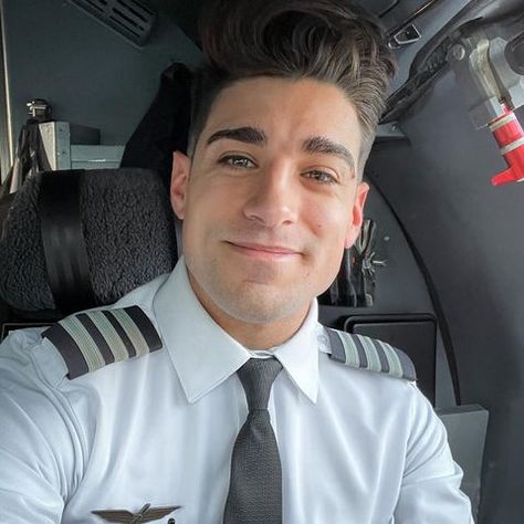 Andrew, First Officer (@pilot.drew) • Instagram photos and videos Andrew Dacosta, Pilot Drew, Pilot Andrew, Hot Pilot, Pilot Pictures, Sandra Bullock Oscar, Pilot Man, Pilot Uniform Men, Uniform Men