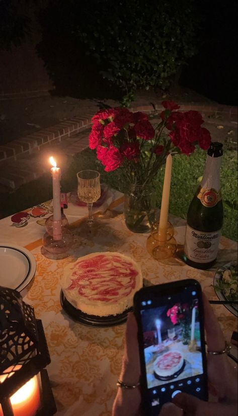 candlelight dinner Romantic Dinner For Two Candlelight, Candle Light Dinner Aesthetic, Romantic Dinner At Home Set Up, Diy Birthday Table, Candle Light Dinner Ideas, Valentine Day Aesthetic, Romantic Candle Dinner, Aesthetic Valentines Day, Berlin Winter