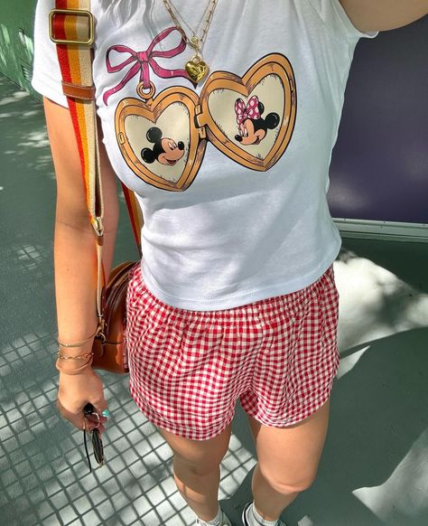 Vintage Disney Merch, Disneyland Aesthetic Outfit Summer, Disney Princess Park Outfit, Aesthetic Disney Outfits Summer, Disney Clothes Aesthetic, Up Disney Outfit, Disney Girl Outfits, Themed Disney Outfits, Girly Disney Outfits