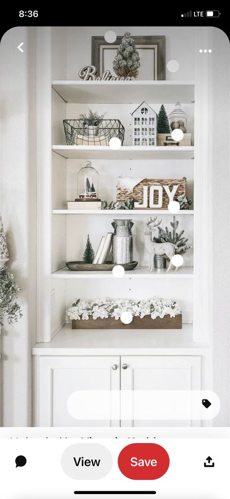 Kids Bedrooms Boys, Christmas Bookshelf, Shelf Decor Ideas, Table Presentation, Christmas Decorations Apartment, Shelf Decor Living Room, Photo Deco, Neutral Christmas Decor, Bookcase Decor