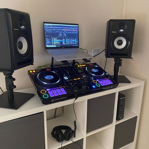 Dj Room Ideas Dj Setup, Apartment Dj Setup, Basement Dj Setup, Dj Equipment Setup Home, Small Dj Setup, Mini Dj Setup, Beginner Dj Setup, Garage Dj Studio, At Home Dj Setup