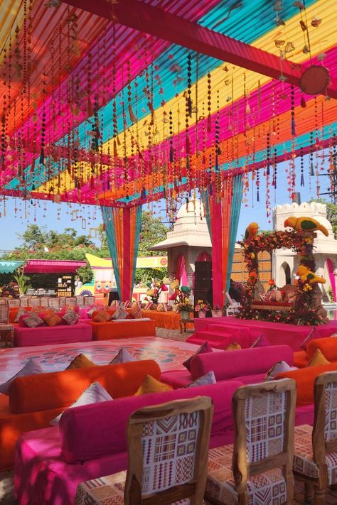 mehndi ceremony Indian Mehndi Function Decoration, Mehndi Decor Backdrops, Mehndi Decoration Ideas Outdoor, Beach Mehendi Decor, Mehndi Venue Decor, Haldi Venue Decor, Mehendi Stall Ideas, Haldi Decoration Indoor, Mehandi Decoration Ideas Mehndi Decor