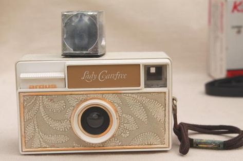 Vintage Film Camera, Old Cameras, 80s Vibes, Photo Camera, Retro 60s, Photography Gear, 20th Birthday, Vintage Film, Vintage Cameras