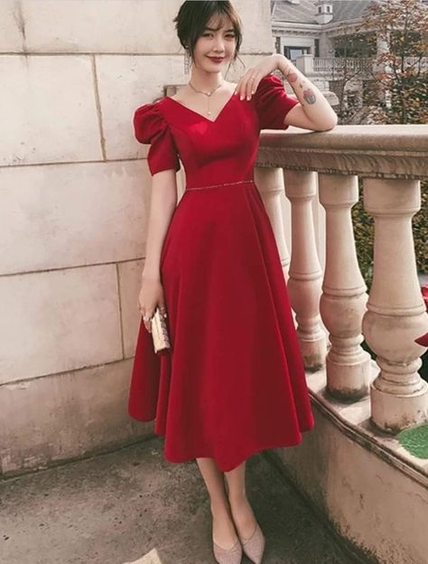 Red Frock, Simple Frock Design, Simple Frocks, Simple Gowns, Gowns Dresses Elegant, Frock For Women, Stylish Short Dresses, Elegant Dresses Classy, Designer Dresses Casual