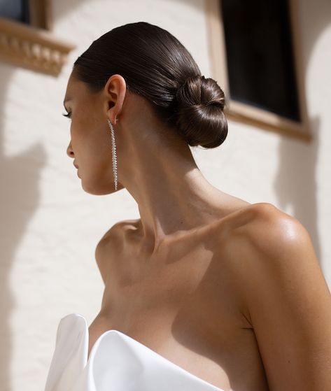 Save this post for your #WeddingInspo Bridal Hair Trend of 2024💍 The Sleek Low Bun ✨ This style continues to dominate for brides seeking a polished, elegant look. The low bun, often worn at the nape of the neck, can be sleek and smooth or slightly textured for a more relaxed feel. It’s versatile and pairs beautifully with veils or headpieces. Raise your hand if love this trend🙌 Who is wearing it for wedding day? 👇🏻 #elegantupdo #sleekbun #chichair #weddinghairstyles #weddinghairideas #mia... Wedding Hairstyle Sleek Bun, Slick Back Low Bun Wedding Hair, Bride Slick Bun, Sofia Richie Hair Wedding, Low Clean Bun, Sleek Low Bun Wedding Hair With Veil, Bridal Sleek Bun, Slick Wedding Hair, Wedding Bun With Veil