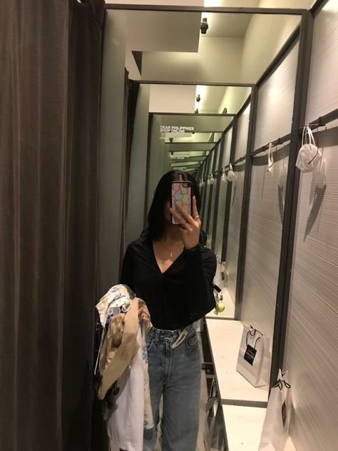 Outfit ootd fitting room jeans Fitting Room Pics, Fitting Room Mirror Selfie, Fitting Room Selfie, Fitting Room, Changing Room, Room Aesthetic, Photo Ideas, Ootd, Mirror Selfie