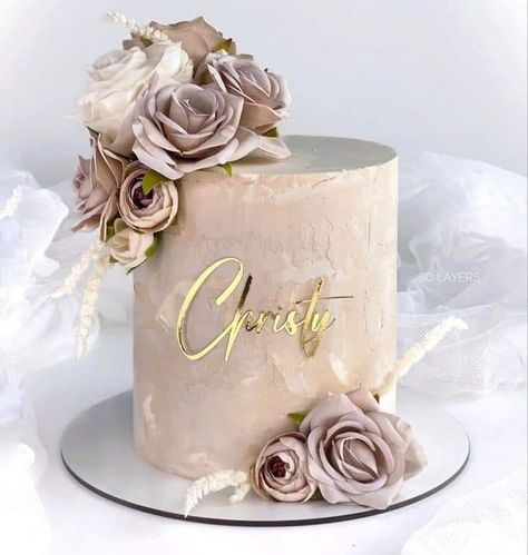 Champagne Colored Cake, Female 60th Birthday Cake, Beige Cake Ideas, Torte Beige, Classy Cakes Birthday For Women, Luxury Cakes Birthday For Women, Beige Wedding Cake, Beige Cake, Boho Cakes