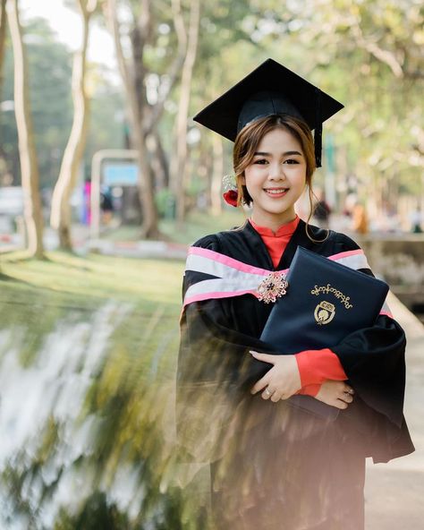 Myanmar Graduation Photo, ဘွဲ့ Photo Myanmar, ဘွဲ့ Photo, Myanmar Weeding Photo, Wisuda Photography, Graduation Cap Design Ideas, Bride Makeup Asian, Cap Design Ideas, Pose Wisuda