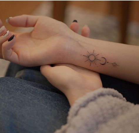 Cute Sun Moon Tattoo, Sun Moon Wrist Tattoo, Tattoo Sol Y Luna, Sun Moon Star Tattoo, Elegant Spine Tattoos, Coraline Flash Tattoo, Coraline Flash, Flash Tattoo Ideas, Eclipse Tattoo