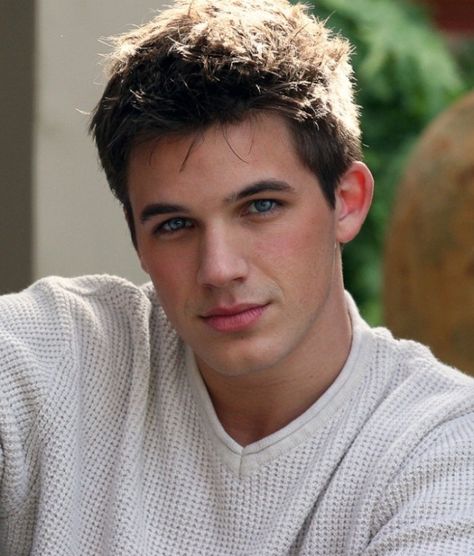 Matt Lanter looks so totally all-American teen here... Beau Mirchoff, Matt Lanter, Chad Michael Murray, Cute White Guys, Good Looking Men, Celebrities Male, Male Beauty, Pretty Face, Serie Tv