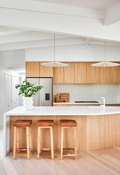 A Victorian couple got the modern mid-century look they were after by adding a little Scandinavian style to their beach home. Japandi Kitchen Design, Victorian Couple, Japandi Interior, Mid Century Modern Kitchen, Classic Kitchen, Modern Beach House, Patio Interior, Modern Beach, Scandinavian Interior