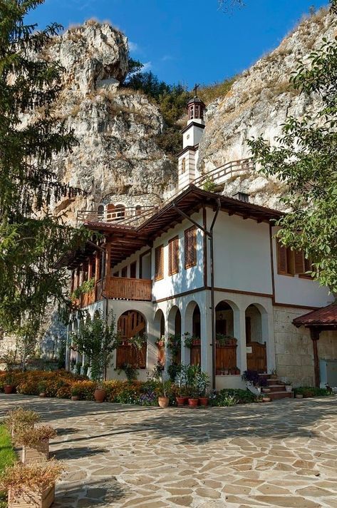 Bulgarian Architecture, Turkish Architecture, Veliko Tarnovo, Albania Travel, Traditional Houses, Traditional Architecture, Macedonia, Eastern Europe, Albania