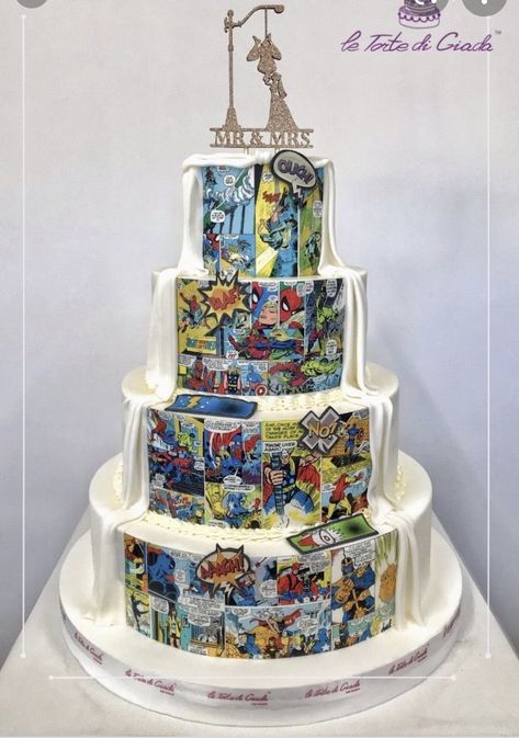 Half Marvel Wedding Cake, Avengers Wedding Cake, Marvel Theme Wedding, Marvel Wedding Ideas, Anime Wedding Cake, Marvel Wedding Cake, Marvel Cake Ideas, Geek Wedding Ideas, Comic Wedding Cake