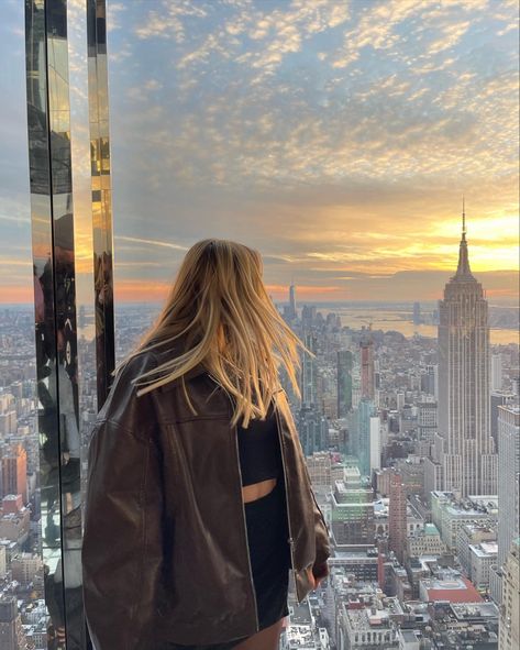 New York Instagram Pictures Aesthetic, Nyc Photo Inspiration, Nyc Aesthetic Photos, Poses For City Pictures, Photos To Take In New York, Nyc Aesthetic Pictures, New York City Poses, Post Inspo Instagram, New York Aesthetic Pictures