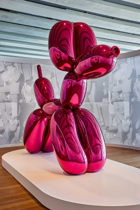 Jeff Koons Dog, Jeff Koons Balloon Dog, Koons Balloon Dog, Jeff Koons Art, Jeff Koons, Museums In Paris, Heart Red, Installation Design, Popular Art