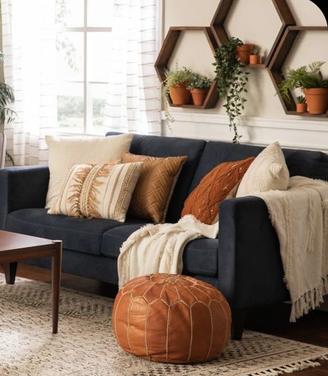 Table Living Room Decor, Dark Couch, Navy Couch, Blue Couch Living Room, Art Plants, Rectangle Coffee Table, Living Room Decor Cozy, Style Deco, Blue Living Room