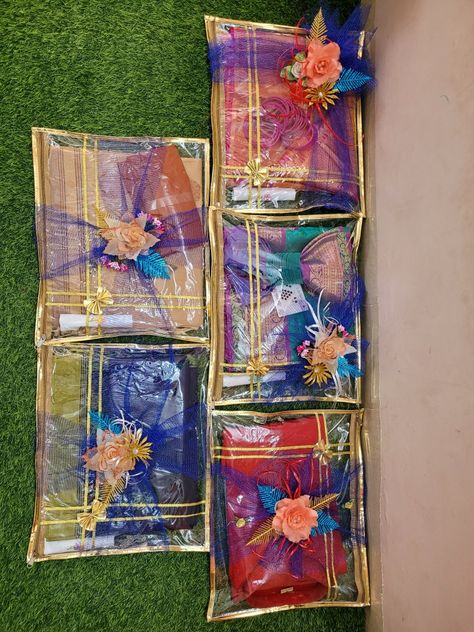 Trousseau packing Saari Packing Ideas For Wedding, Weeding Tray Decoration, Wedding Saree Packing Decoration, Weeding Packing Idea, Tilak Ceremony Gift Packing, Wedding Clothes Packing Ideas, Saree Wrapping Ideas For Gift, Saree Trousseau Packing, Engagement Gifts Packing Ideas