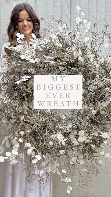 THE SUFFOLK NEST Ashlee Jane on Instagram: "🤍✨ Measuring in at a whopping 120cm wide, this is my biggest wreath to date! I’ve only used 3 ingredients, Lunaria (also known as Honesty), Statice and lots of foraged dried seed heads. I’ve made this one available as a kit incase you want to take on the challenge! 🤍✨ #wreathlove #wreathmaking #christmaswreath #wreathdecor #wreathwatch #wreathsofinstagram #doorwreaths #doordecor #driedflowers #driedflorals #christmasinspiration #xmasinspo #styletheseasons #seasonalwreath #gobig #diywreath #handmadewreaths #whitehome #whitehomedecor #diychristmas #diychristmasdecor #xmasdecor #holidayseason #holidaywreath" Christmas Dried Flowers, Lunaria Wreath, Contemporary Wreath, Winter Flower Arrangements, Flower Farming, Cut Flower Farm, Spring Coffee, Dried Hydrangeas, Seed Heads