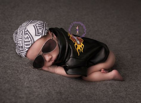 Newborn Harley Davidson Pictures, Motorcycle Newborn Pictures, Biker Costume, Newborn Photo Pose, Harley Baby, Motorcycle Baby, Newborn Costume, Harley Davidson Baby, 1 Month Baby