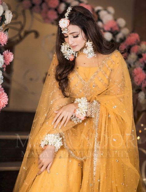 Haldi Ceremony Jewellery For Sisters, Haldi Jewellery For Bride Sister, Haldi Makeup Look For Bride Sister, Pithi Photography, Haldi Function Dress For Sister, Hairstyle For Haldi Function, Haldi Dress Ideas For Bride, Haldi Look For Bride Sister, Mayan Outfit