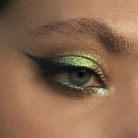 Green Alien Eye Makeup, Tinker Bell Eye Makeup, Fairy Core Makeup Green, Green Fairy Makeup Halloween, Tinkerbell Eye Makeup, Forest Eye Makeup, Green Halloween Eye Makeup, Green Fairy Eye Makeup, Tinker Bell Makeup Looks