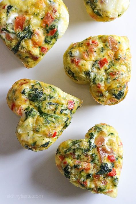 Baked Omelet, Omelet Muffins, Valentines Breakfast, Heart Shaped Food, Healthy Valentines, Skinny Taste Recipes, Food Tasting, Make Ahead Breakfast, Ww Recipes