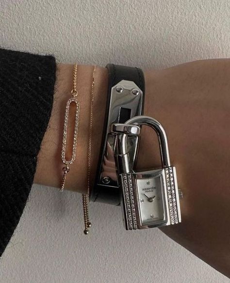 Hermes Ring, Hermes Watch, Hermes Bracelet, Black Alligator, Bold Accessories, Watch Bracelet, Hermes Paris, Classic Watches, Watch Model