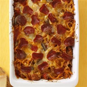 Pepperoni Pizza Casserole Recipe Pepperoni Casserole, Pepperoni Pizza Casserole Recipe, Pepperoni Pizza Casserole, Pizza Casserole, Pizza Flavors, Think Food, Mini Pizza, Beef Casserole, Pizza Pasta