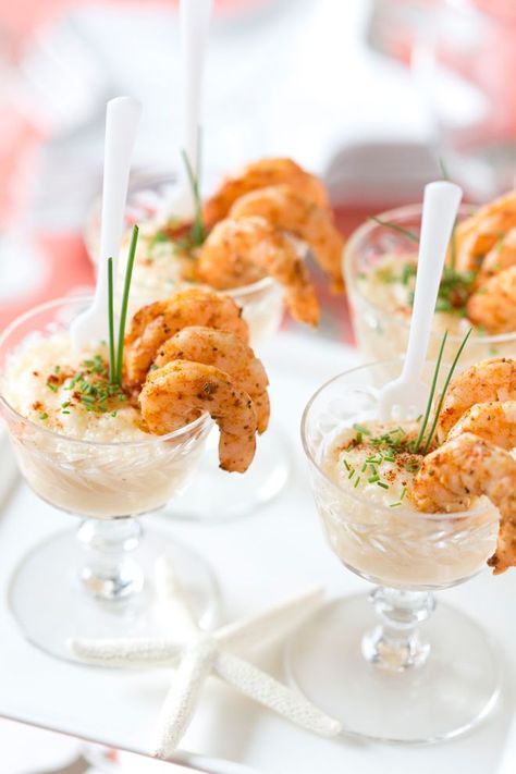 Plan a seaside southern soiree with menu ideas + recipes! Southern Appetizers, Shower Appetizers, Seafood Party, New Years Appetizers, New Year's Eve Appetizers, Grits Recipe, Shrimp Appetizers, Shrimp Grits, God Mad