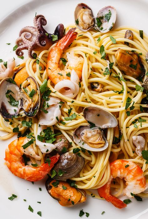 Italian seafood spaghetti Italian Seafood Pasta, Seafood Spaghetti, Italian Seafood, Seafood Pasta Recipes, Cooking Seafood, Salad Recipes For Dinner, Seafood Pasta, Läcker Mat, Spaghetti Pasta