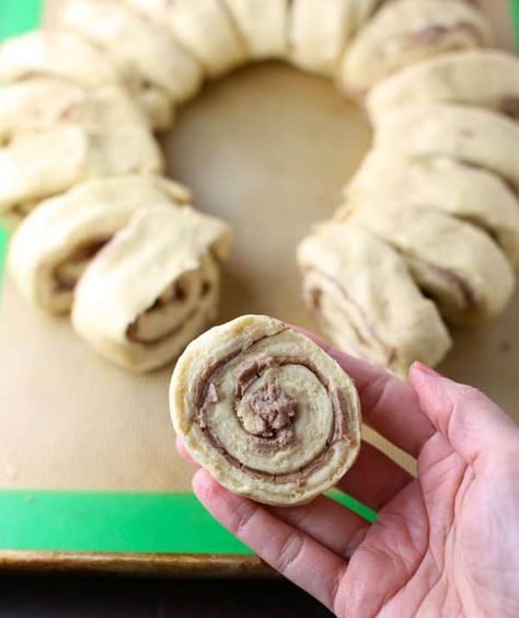 King Cake With Cinnamon Rolls, King Cake Cinnamon Rolls, Easy King Cake Recipe Cinnamon Rolls, Cinnamon Roll King Cake, Easy King Cake, Mardi Gras Desserts, Canned Cinnamon Rolls, King Cake Recipe Easy, Cake Mom