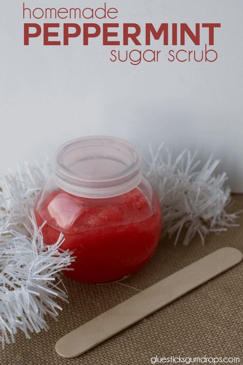 Looking for an affordable gift that everyone will love? Try this diy peppermint sugar scrub. It's homemade using natural ingredients and smells FANTASTIC! Diy Peppermint Sugar Scrub, Sugar Scrub Diy Peppermint, Peppermint Sugar Scrub, Peppermint Scrub, Homemade Scrubs, Scrub Homemade, Shower Melts, Diy Sugar Scrub Recipe, Diy Body Scrub Recipes