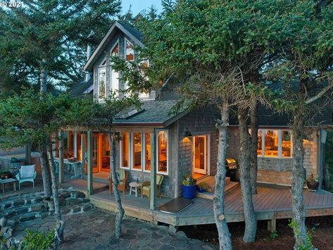 Dream House: Oregon Pacific Coast Views (21 Photos) - Suburban Men Oregon Coast Beach House, Oregon Coast House, Oregon Houses, Oregon Beach House, Manzanita Oregon, Brookings Oregon, Oceanside Beach, Oregon House, Ashland Oregon