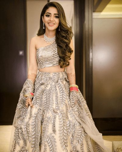 15+Trending Open Bridal Hairstyles - Wedkosh Lehenga Hairstyles Ideas, Reception Hairstyles Indian Brides, Reception Hairstyles Indian, Hairstyle For Lehenga, Reception Hairstyles, Lehenga Hairstyles, Hairstyles For Gowns, Bridal Hairstyle Indian Wedding, Hair Style On Saree