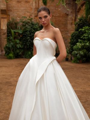 Cinderella wedding dress in taffeta | Zac Posen for White One Structured Wedding Dress, Cinderella Wedding Dress, Wedding Dress Crafts, Wedding Dresses Sweetheart Neckline, Basque Waist, Wedding Dresses Cinderella, Classy Wedding Dress, Claire Danes, Cinderella Wedding