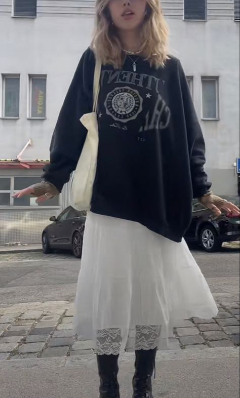 Sweatshirt Maxi Skirt, Long Skirt Sweatshirt Outfit, Jumper And Long Skirt Outfit, Long Skirt And Jumper, Oversized Skirts Outfit, Hoodie With Long Skirt, Long Velvet Skirt Outfit, Long Skirt And Tshirt Outfits, Tshirt Skirt Outfit