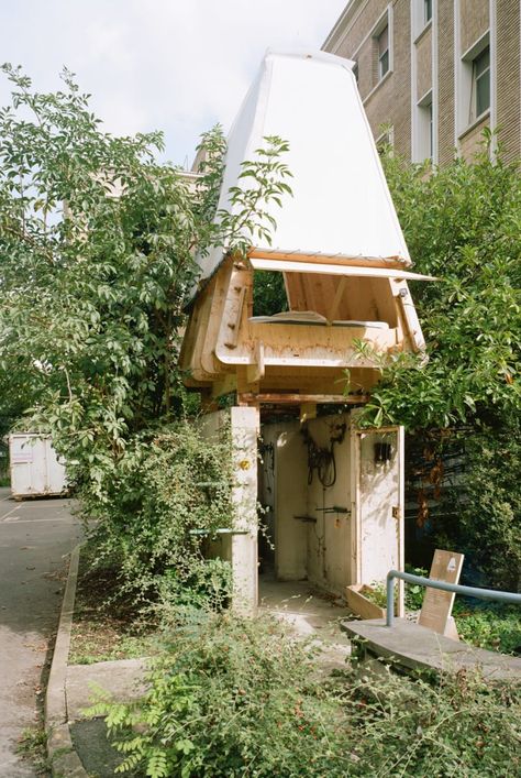 KOZ architectes, Giaime Meloni · VERTIG'HOME · Divisare Natural Architecture, Tiny House Camper, Timber Architecture, Arizona House, Rural House, Tiny Cabins, Micro House, Tiny Cabin, Climbing Wall