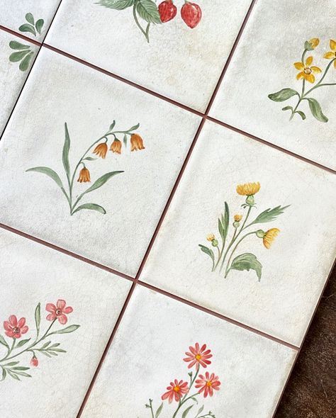 🌸6 of our favourite floral tile projects! Swipe to see them all and tell me your favourite :) It’s no surprise that floral designs are what we paint the most on our custom kitchen tiles - there’s an old-world, vintage charm to handpainted floral tiles, and whenever I picture a kitchen with pretty floral tiles, I imagine a warm, cosy home where memories are made over lovingly cooked food! Here are some of my favourite floral tile projects - ranging from monochromatic browns and blues to paste... Flower Shower Tile, Kitchen Patterned Tiles, Floral Tiles Kitchen, Cottage Core Kitchen Backsplash, Floral Tile Backsplash Kitchen, Hand Painted Ceramic Tiles, Vintage Tiles Kitchen, Homemade Tiles, Hand Painted Tiles Kitchen