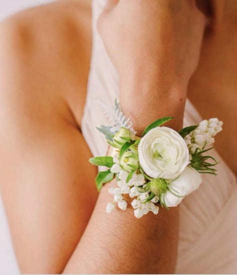 Corsage Wedding Mother, Mother Of Bride Corsage, Wedding Wristlets, Prom Flowers Corsage, Bracelet Corsage, White Corsage, Homecoming Flowers, Wrist Corsage Wedding, Prom Corsage And Boutonniere