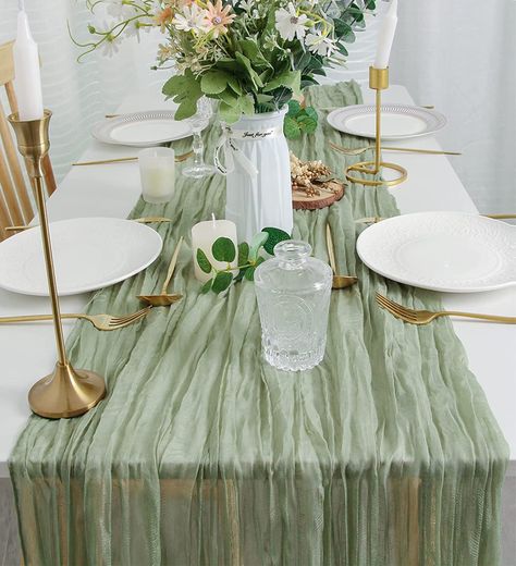 Baby Shower Verde, Boho Bridal Shower Decorations, Green Table Settings, Theme Bapteme, Sage Green Baby Shower, Green Bridal Showers, Green Table Runner, Rustic Table Runners, Baby Shower Table Decorations