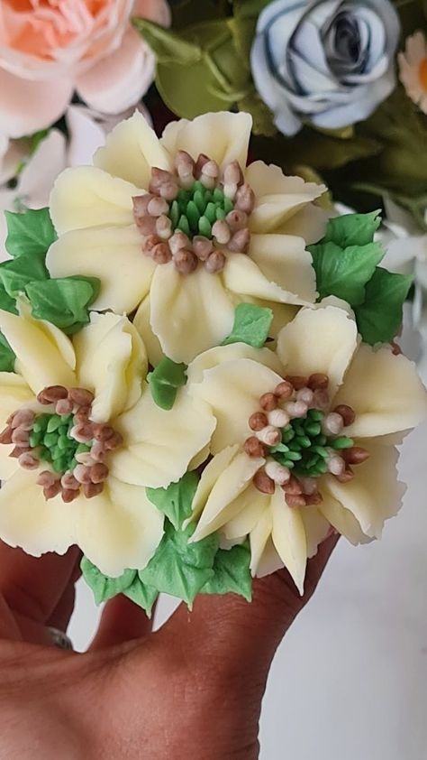 Poinsettia using leaf nozzles 366 and 352 🎅 🧑‍🎄… | Instagram Cake Course, Happy Tuesday Everyone, Buttercream Cake, Happy Tuesday, Nozzles, Christmas Cake, Poinsettia, Butter Cream, Food Blogger