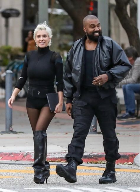 Kanye West Style Outfits, Kaye West, Kanye West Outfits, Kanye Fashion, Kanye West Yeezus, Kanye West Style, Rolled Up Jeans, Airplane Essentials, Black Outfits