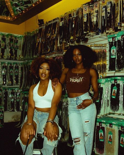 Black Women Culture Aesthetic, 90s Black Fashion Aesthetic, Black In The 90s, 90s Black Culture Fashion, 90 S Photoshoot, 90s Fashion Shoot, Black Women Doing Hair, Vintage Aesthetic Black Women, 90s Make Up Look Black Women