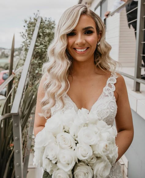 The perfect Hollywood waves 💕 Get the hair of your dreams with our 20” Clip-Ins in shade #ZalaHoneyBeachHighlights ✨💫 Gorgeous bride @patricia.saravanja Hair stylist @carolinelysandrouhair MUA @stephaniek.mua Waved Wedding Hair, Bride Hair Waves, 20” Hair Extensions, Bridal Hair With Clip, Hollywood Waves Wedding Hair With Veil, Hollywood Waves Bridesmaid, Bridesmaid Waves, Wedding Waves Hair, Bride Hollywood Waves