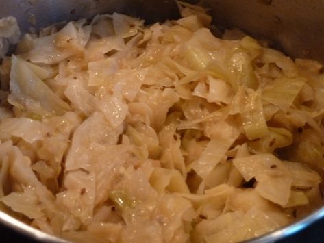 Nowrwegian sweet and sour cabbage Getting Over A Cold, Creamed Cabbage, Sweet And Sour Cabbage, Norwegian Recipes, Sour Cabbage, Cabbage Juice, Cabbage Head, Norwegian Food, Cooked Cabbage