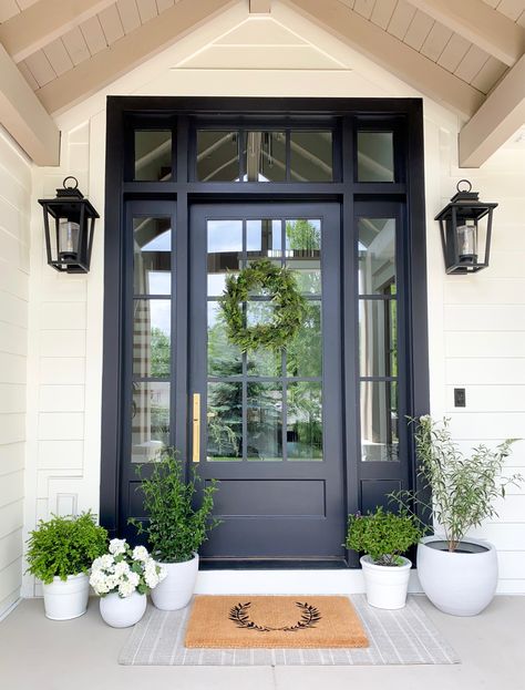 Black Front Door, Porch Styles, Black Front Doors, Porch Doors, Door Inspiration, Casa Exterior, Front Entry Doors, Patio Interior, Front Door Design