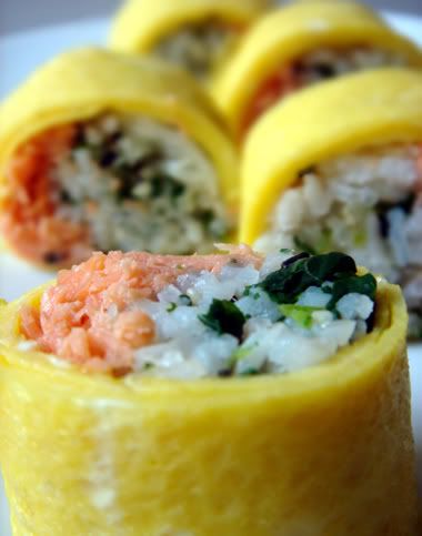 A different kind of "egg roll" - Special egg rolls with rice, salmon and spinach Kid Sushi, Egg Rice Recipe, Spinach Salmon, Bento Inspiration, Rice Salmon, Recipes For Toddlers, Egg Rice, Baby Dinner, Rice Rolls