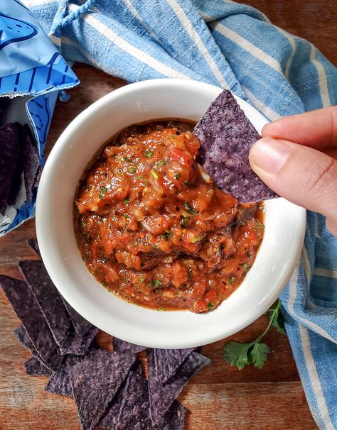 This charred tomato salsa recipe uses only a few ingredients and whips up lickity split. Charring the tomatoes only takes an extra few minutes but makes all the difference in the world in flavor. Homemade Roasted Salsa, Smoked Salsa Recipe, Roasted Salsa Recipe, Smoked Salsa, Cold Dip Recipes, Roasted Salsa, Tomato Salsa Recipe, Brine Recipe, Mild Salsa