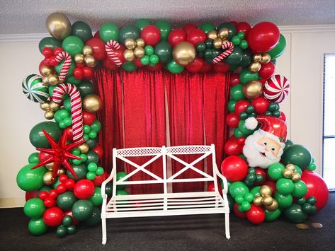 Christmas theme Christmas Selfie Station, Christmas Balloon Garland, Balloon Decorations Diy Tutorials, Christmas Grotto, Winter Wonderland Christmas Party, Christmas Party Backdrop, Christmas Arch, Christmas Balloon Decorations, Diy Christmas Party