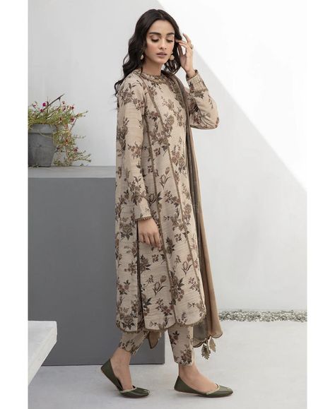 Winter Outfits Pakistani Casual, Khaddar Frock Design, Winter Pakistani Suits, Winter Shalwar Kameez Design, Casual Lawn Suit With Digital Print For Eid, Shalwar Qameez Design For Girl, Winter Cotton Lawn Suit With Dupatta, Printed Suits Design Pakistani, Semi-stitched Lawn Suit For Eid